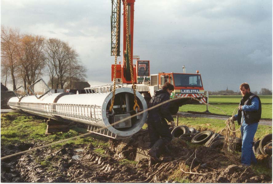   Afb.3   De mast van de molen wordt omhoog getakeld.  