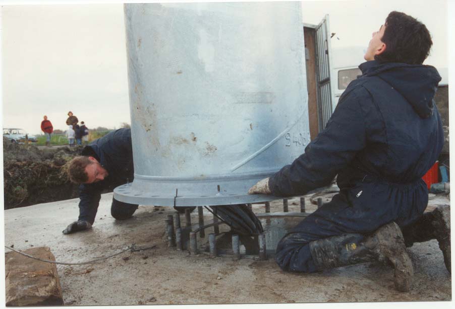   Afb.4   De mast van de molen wordt op zijn fundament gezet.  