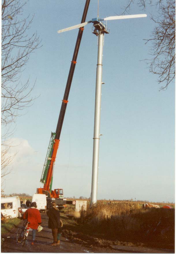   Afb.4   De gondel met wieken wordt voorzichtig geplaatst.  